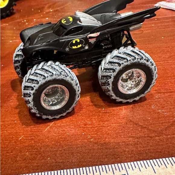 Monster Jam Batman Holiday Edition 1:64 - Picture 2 of 3